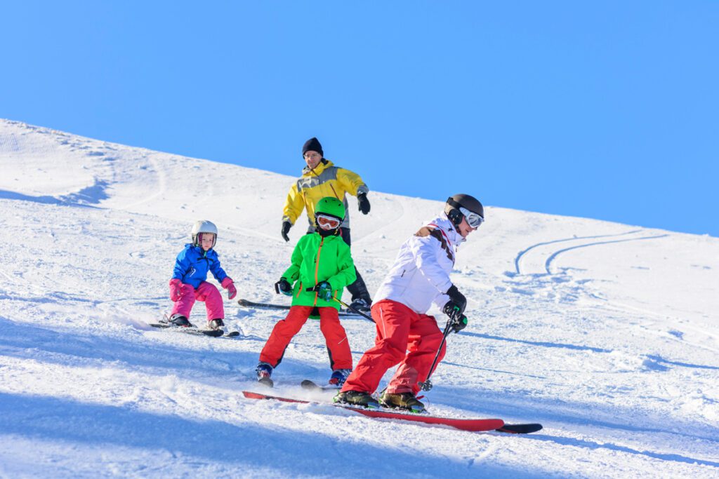 A family snow skis together