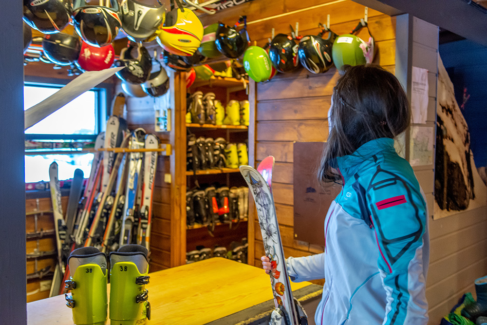 save money on ski rentals