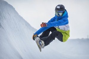 snowboarder-grab-half-pipe