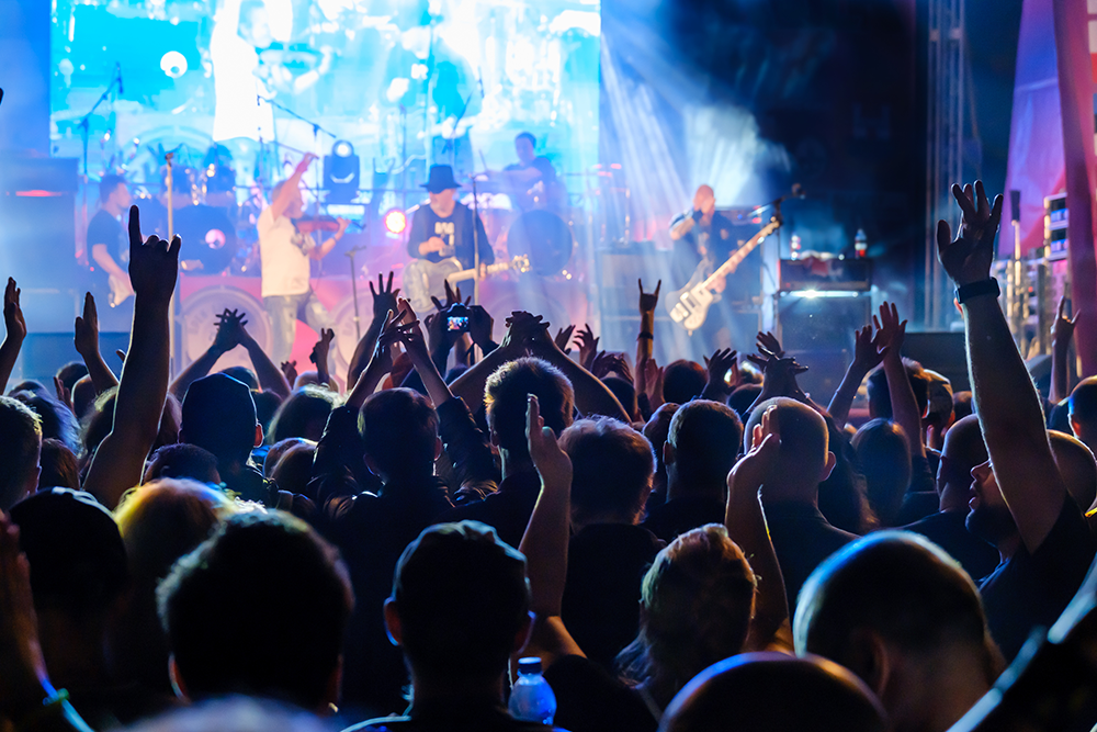 live music crowd
